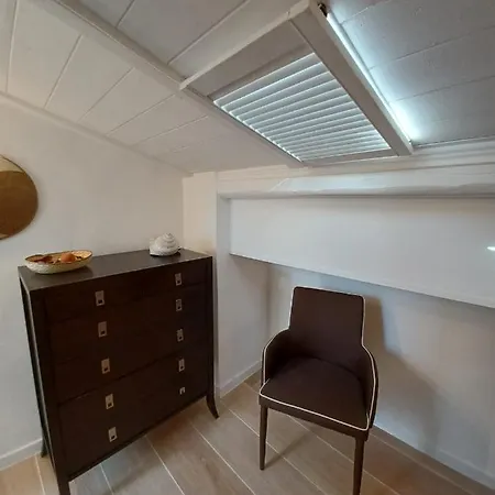 Apt Lux *